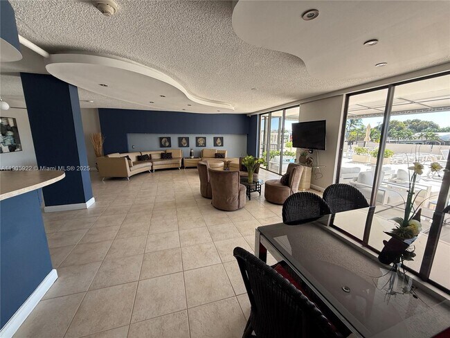 Building Photo - 2500 NE 135th St