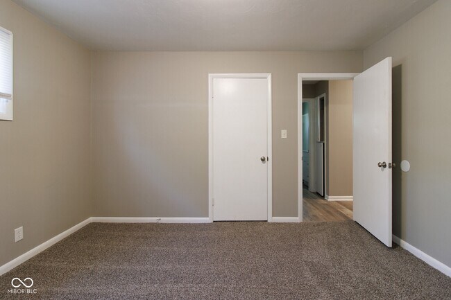 Building Photo - 432 Woodview Dr