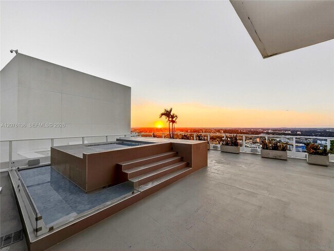 Building Photo - 2020 N Bayshore Dr