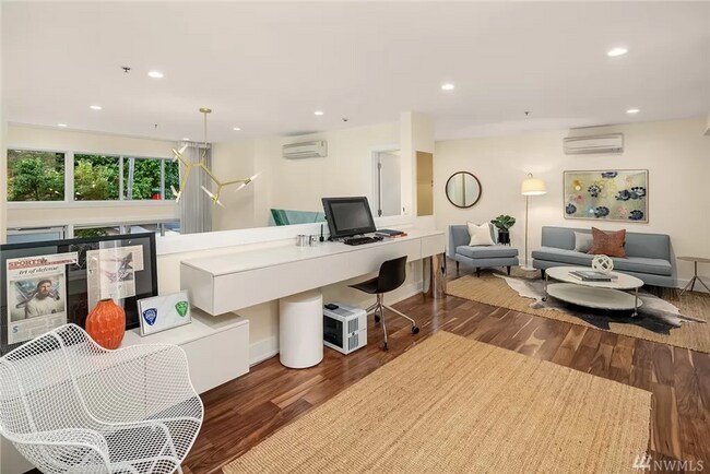 Building Photo - Stunning 2 Bed 3 Bath Home in Queen Anne