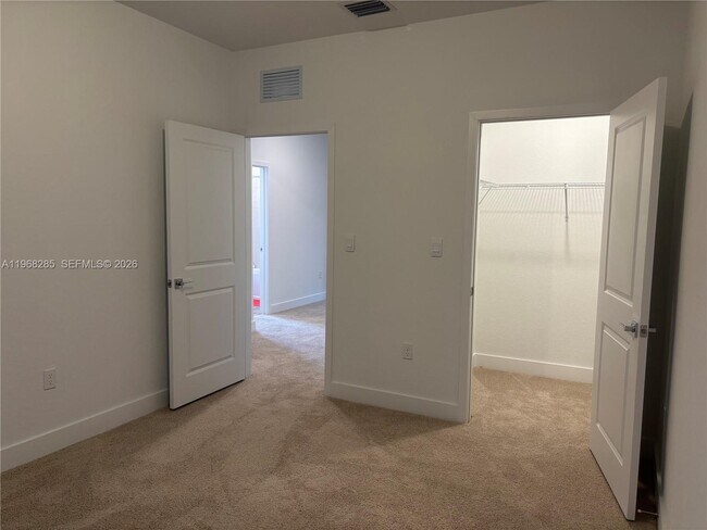 Building Photo - 146 SW 170th Ave