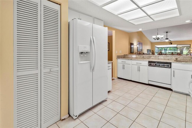 Building Photo - 4660 La Jolla Dr