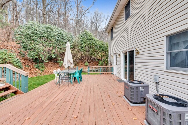 Building Photo - Family-Friendly 4-Bed Home with Pet-Friendly Yard and Pool in a Quiet Neighborhood