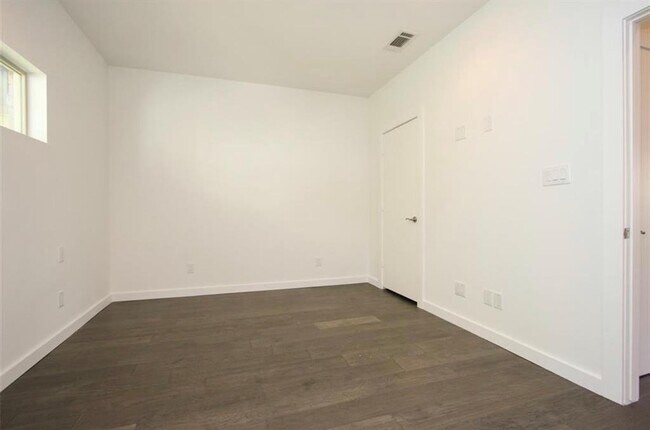 Building Photo - 1410 Hyde Park Blvd