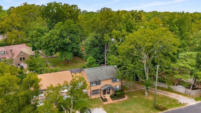 Building Photo - Awesome 2BE/1.5BA duplex in fantastic location in Nashville!