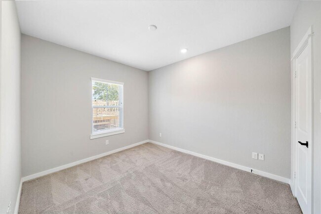 Building Photo - 8474 Berry Grn Ln