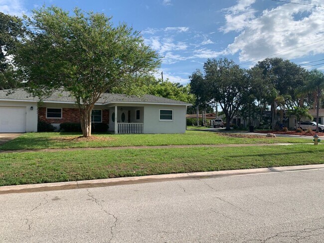 Building Photo - 3 Bedroom 2 Bath Spacious Home in Holiday Park