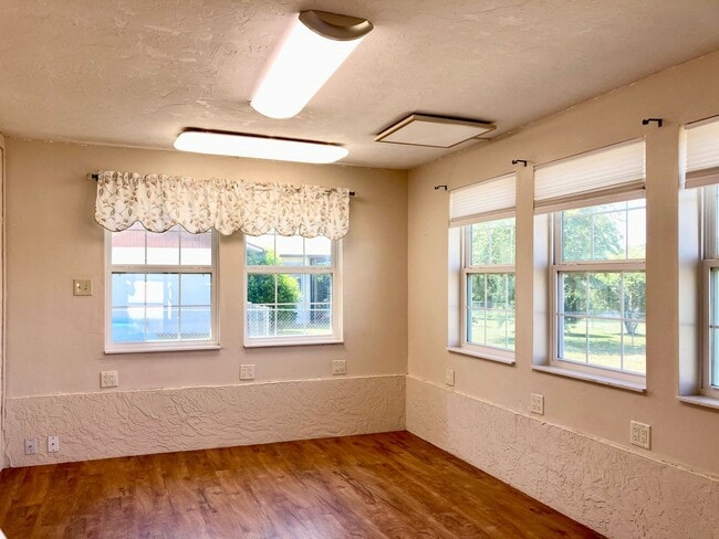 Building Photo - Available soon! 2 bedroom, 1.5 bath home w...