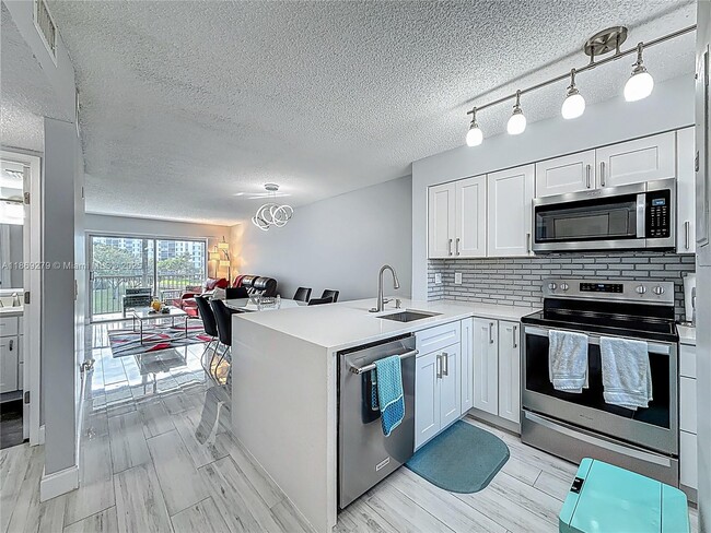 Building Photo - 2228 N Cypress Bend Dr