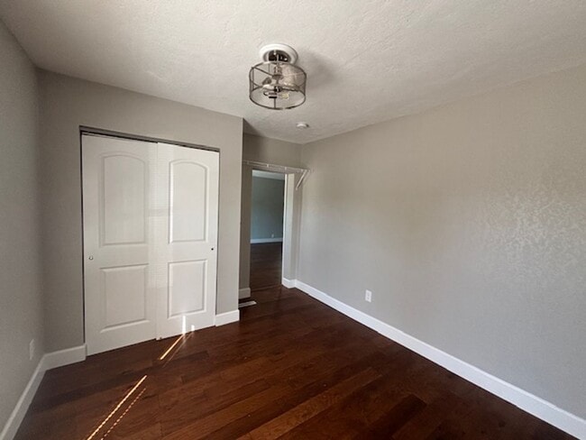 Building Photo - Adorable 4 Bedroom 2 Bathroom Single Famil...