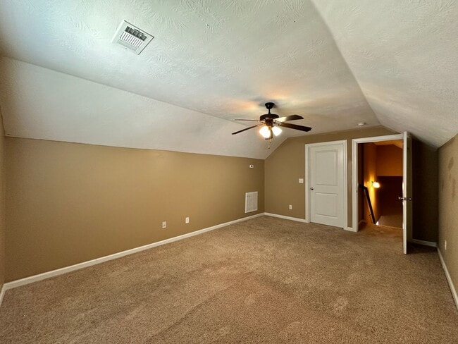 Building Photo - 3 bed/2 bath home with 1-car garage for re...