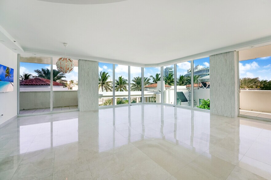 Building Photo - 300 S Pointe Dr