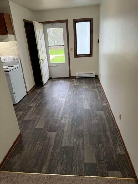 Building Photo - 700 Meadow Ln