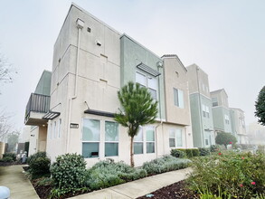 Building Photo - Fresh 3 Bed, 2 Bath Home - Close to shopping!