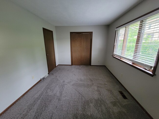 Building Photo - Near Med Center 2 Bedroom, 1.5 Bathroom To...