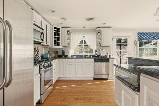 Building Photo - 5 Leland Point Dr