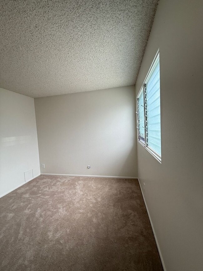 Building Photo - Hillside Terrace 2 bedroom 1.5 bath with t...