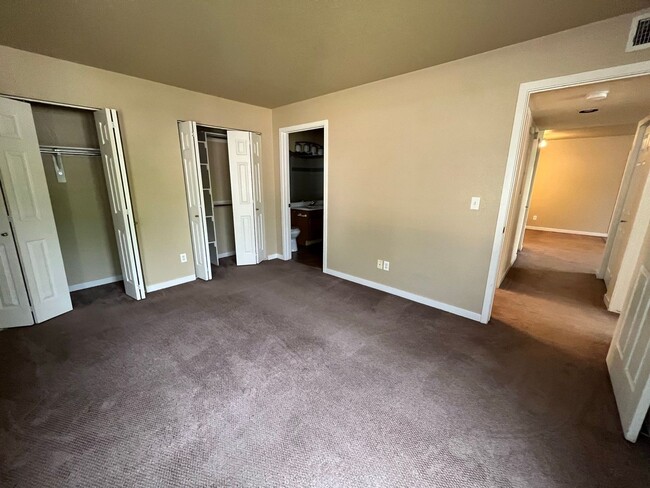 Building Photo - Great Condo Near Campus West