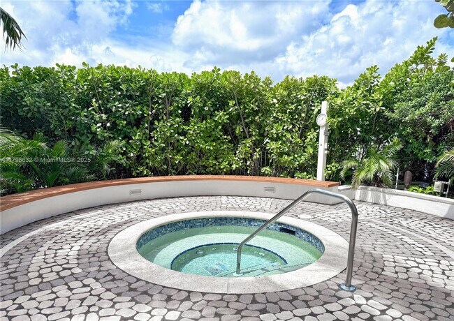 Building Photo - 2020 N Bayshore Dr