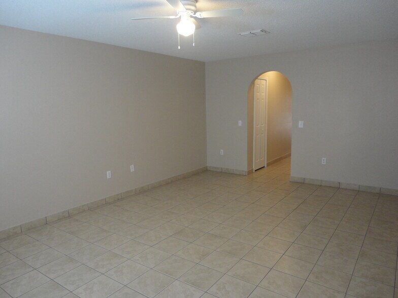 Building Photo - 1019 Brenton Leaf Dr