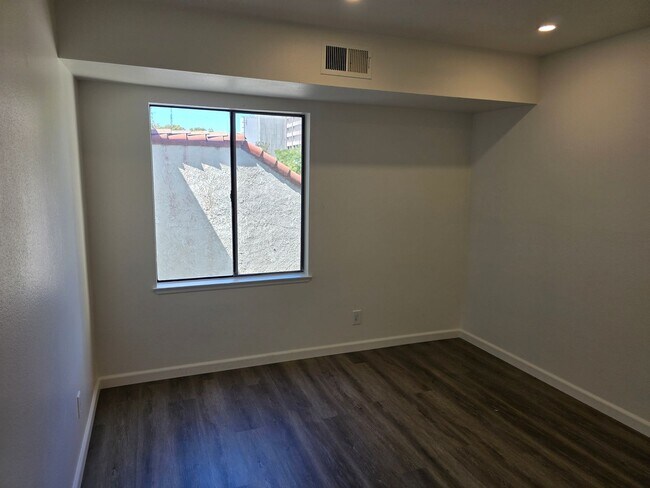 Building Photo - 700 W 3rd. Street #A215