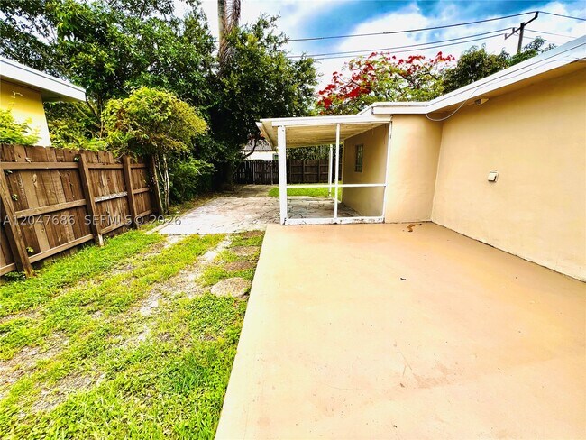 Building Photo - 410 Pinecrest Dr