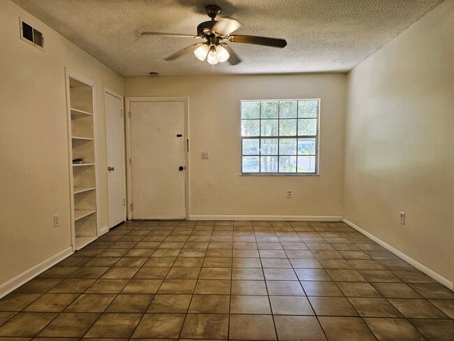 Building Photo - Cozy 3 Bedroom 2 bathroom Home in Prime Or...