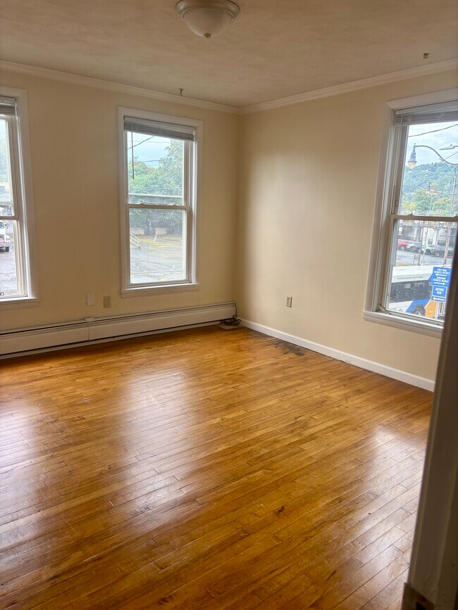 Building Photo - 192 Front St