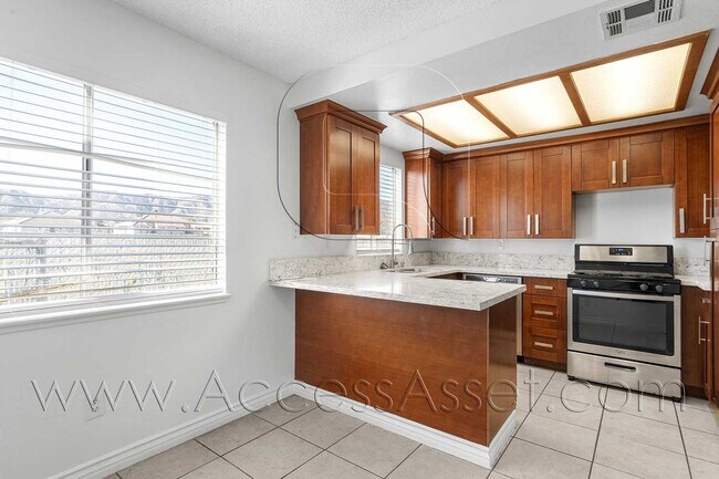 Building Photo - Spacious 2 Bed/2 Bath Home with Private Pa...