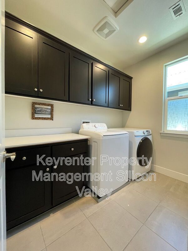 Building Photo - 1020 Skybo Ct