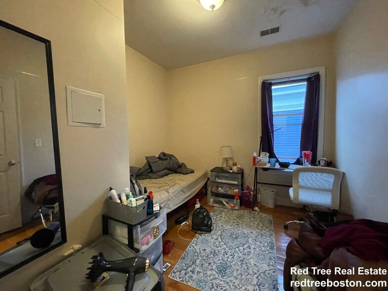 Building Photo - 30 Circuit St