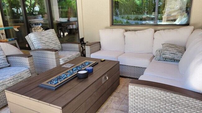 Building Photo - Seasonal stunning 5/5 pool home west of trail near Siesta Key!