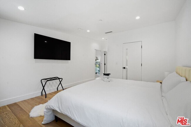 Building Photo - 1812 Navy St