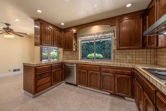 Building Photo - 3 Bedroom 2.5 Bathroom SFH in Los Altos!