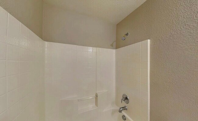 Building Photo - MOVE IN READY