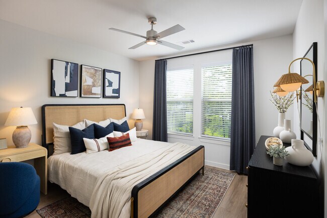 Building Photo - Your Dream Apartment Comes with 6 Weeks Free!