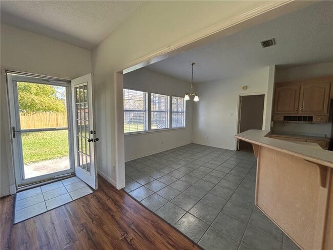 Building Photo - 5463 Henning Dr W
