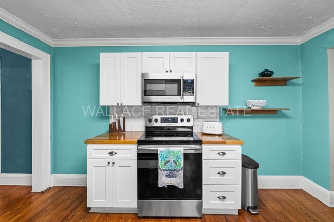 Building Photo - 1930'S AMAZING CRAFTSMAN HOME...3 BEDROOM/...