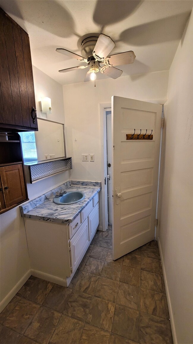 Building Photo - 139 N Ash St