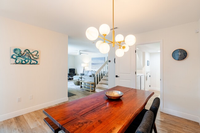 Building Photo - 825 Center St