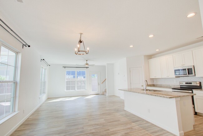 Building Photo - Like New End Unit Condo, 3 Bed 2.5 Bath