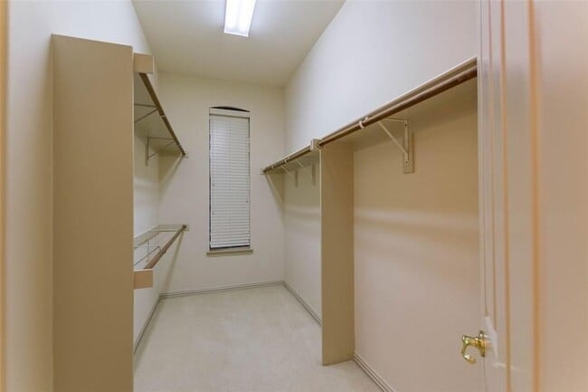 Building Photo - 5717 Sweetbriar Dr