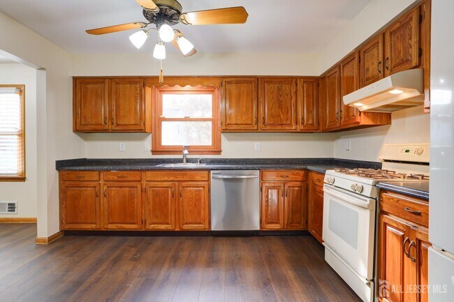 Building Photo - 11 Lenox St