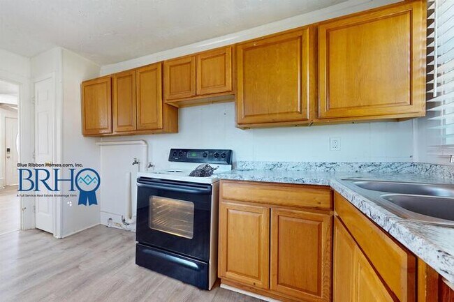 Building Photo - 3213 Shields Ave