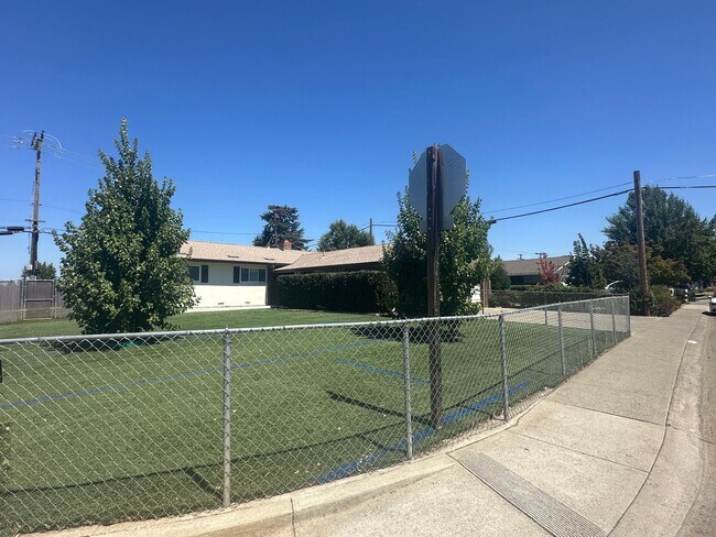 Building Photo - 9101 Rosewood Dr