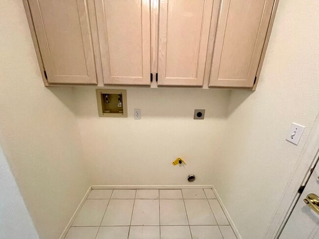 Building Photo - Great 3 Bedroom, 2 Bathroom Home in El Camino Village on the Parkway!