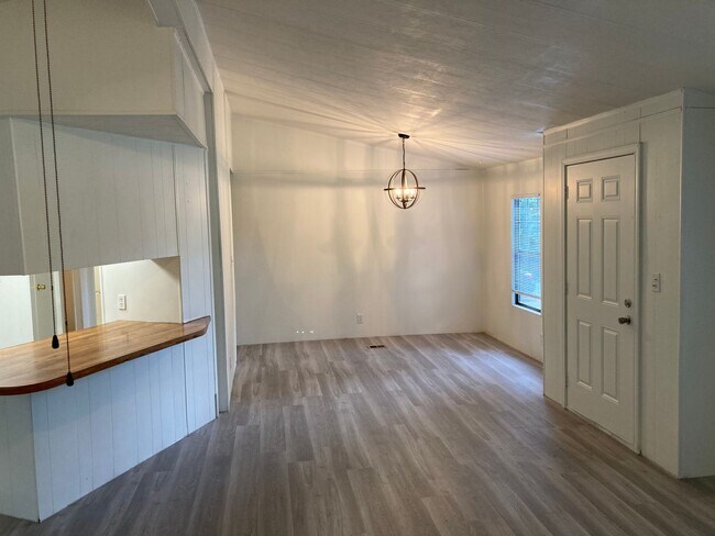 Building Photo - 3 bdrm / 2 bath