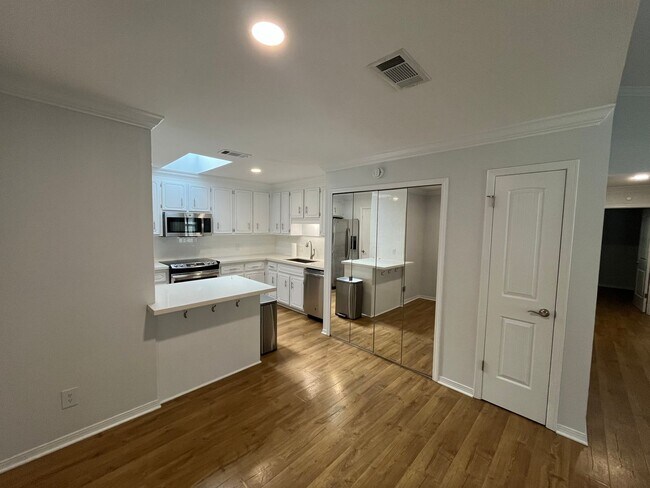 Building Photo - Modern Comfort Meets Prime Location in Vic...