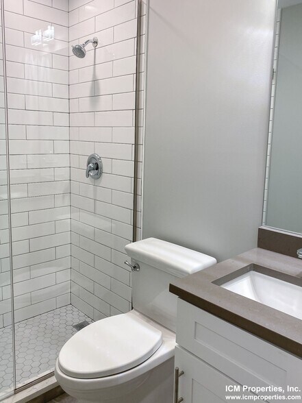 Building Photo - 344 W Dickens Ave