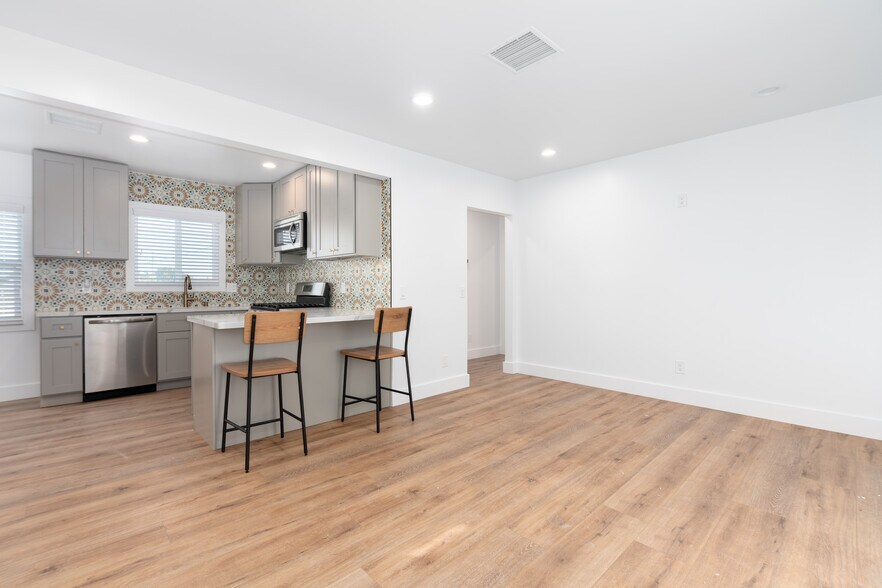 Building Photo - 2934 Somerset Dr